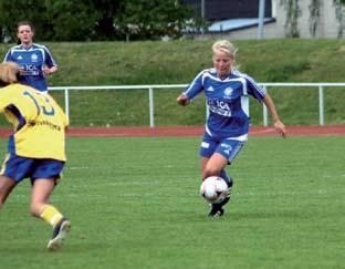 DFK Värmbols damfotboll 2009 Foto: Tomas Nilsson Matchen mot Slagsta IK 2009. Värmbols Madeleine Bärlin här i kamp om bollen. 2009 Seriespelet pågår.