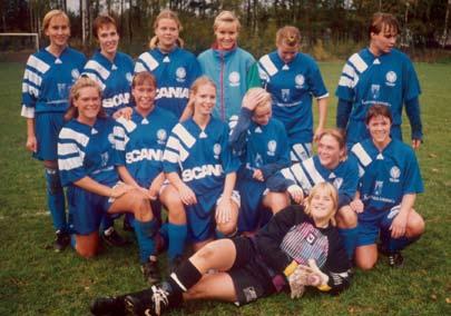 DFK Värmbols damfotboll 1994 Seniorlaget i Värmbol. Bakre raden från vänster: Sara Eriksson, Åsa Pettersson, Anna Gustavsson, Ulrika Ullis Karlsson, Sofia Andersson, Sophia Odre.