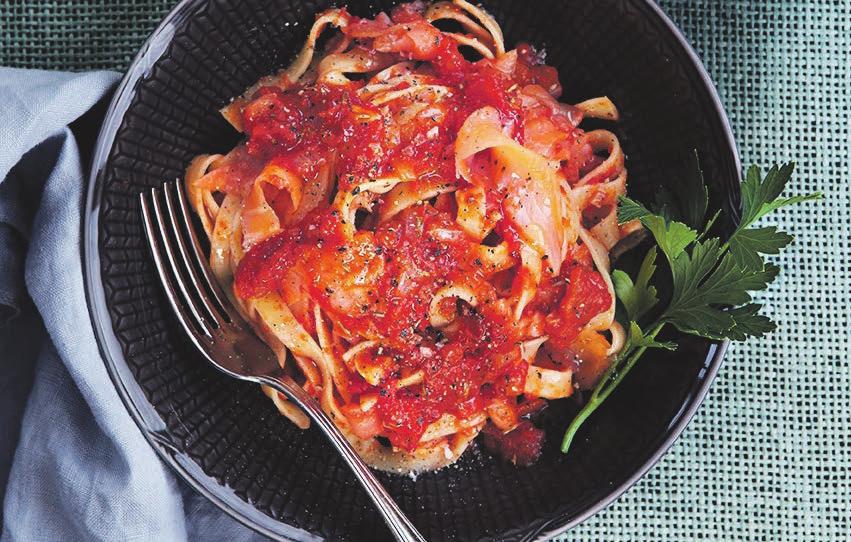 RECEPT 1 30 min 408 kcal/port Fett 7 g Kolhydrater 63 g Protein 22 g Pasta med tomatsås och kallrökt lax Tomatig pasta med lax och timjan.