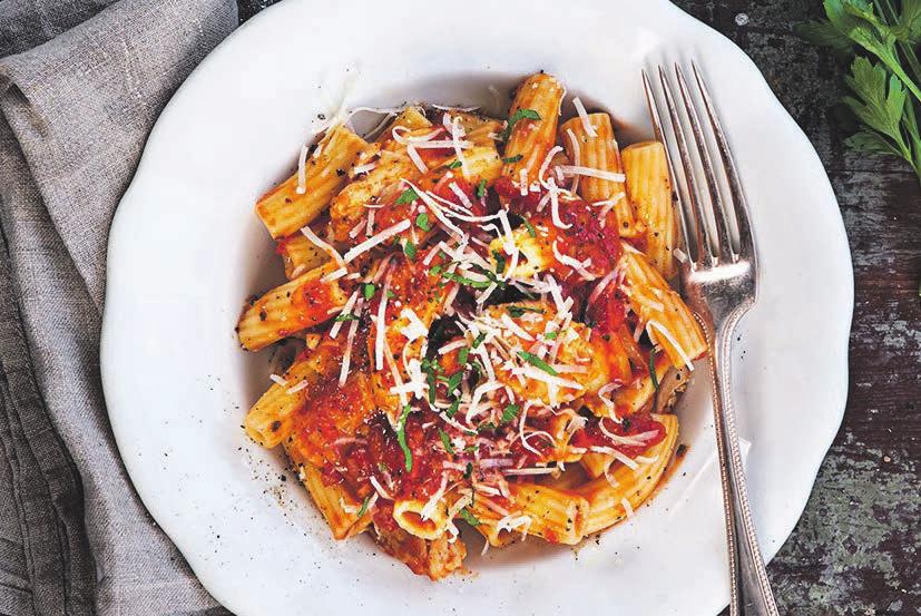 RECEPT 2 35 min 477 kcal/port Fett 6 g Kolhydrater 72 g Protein 33 g Kycklingpasta med salvia Kyckling, krossade tomater, vitlök och salvia i en god pastasås.