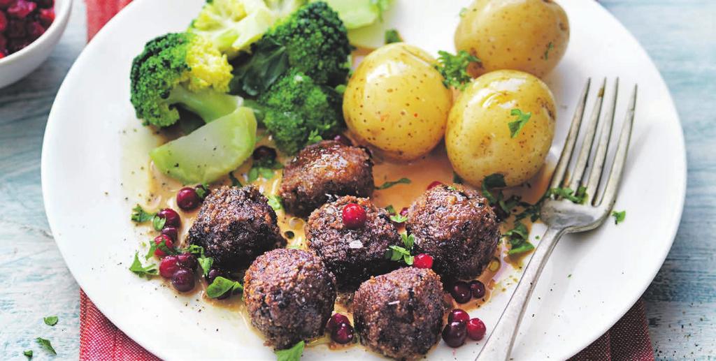 RECEPT 3 35 min 662 kcal/port Fett 25 g Kolhydrater 79 g Protein 28 g Svarta bönbullar med gräddsky och lingon Vegetariska köttbullar med härlig gräddsås.