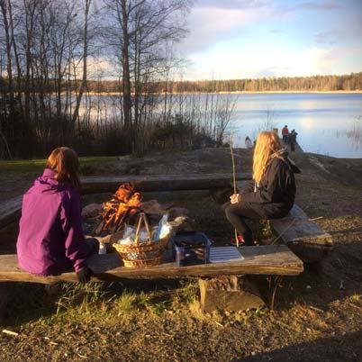 Helgen startade med lära-känna lekar och fortsatte vid den lilla lägerplatsen vid vattnet. Där dök några cirkusartister upp, förvirrade av att se en massa barn på deras cirkusfält.