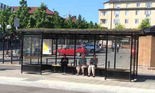 Urnor i olika varianter från Byarums bruk. Säsongsväxter Väderskydd från KNM Trafiksystem.