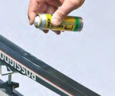 ) Spray a coat of Nordic KlisterSpray Base green onto the kick zone. (Spray each half of the ski). Important: Do not spray can upside down.