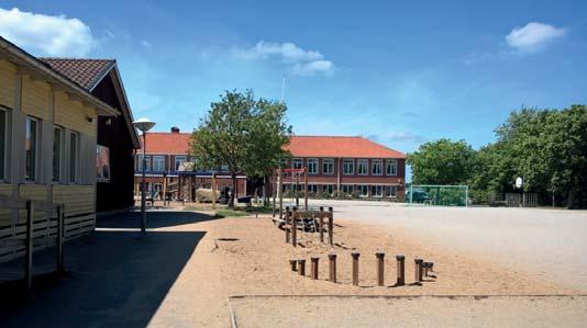 Närheten till Ystad, bra bussförbindelser till Ystad. Idrottsföreningen. Skolan och kommunikationer. Kommunikation, skola och närheten till Ystad, skogen, havet och naturen.