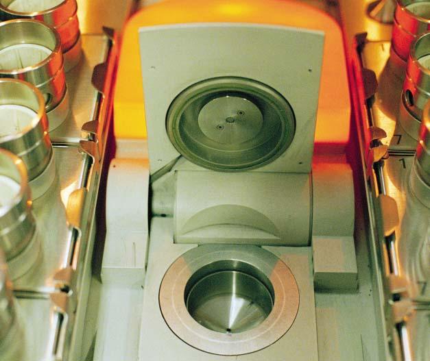Röntgenspektrometern används för att snabbt analysera metallhalter och föroreningar. Teknikutveckling Utvecklingsarbetet på Rönnskär fokuseras på att öka produktionskapaciteten.