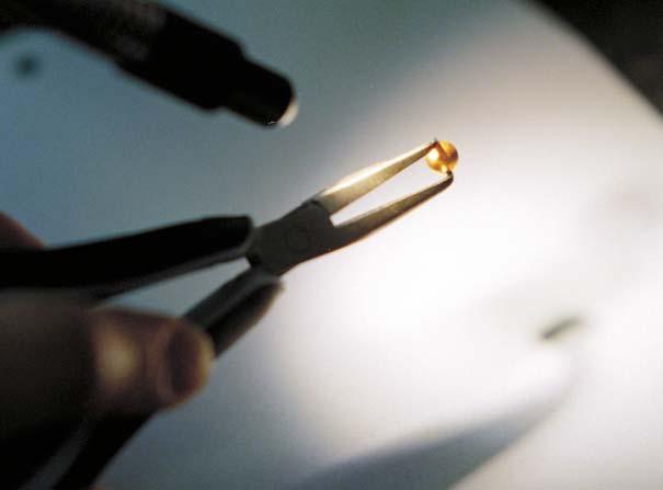 På Rönnskärs laboratorium analyseras bland annat guld. Silver Även silver förekommer i Bolidens komplexmalmer. Ett stort användningsområde för silver är i dag film.