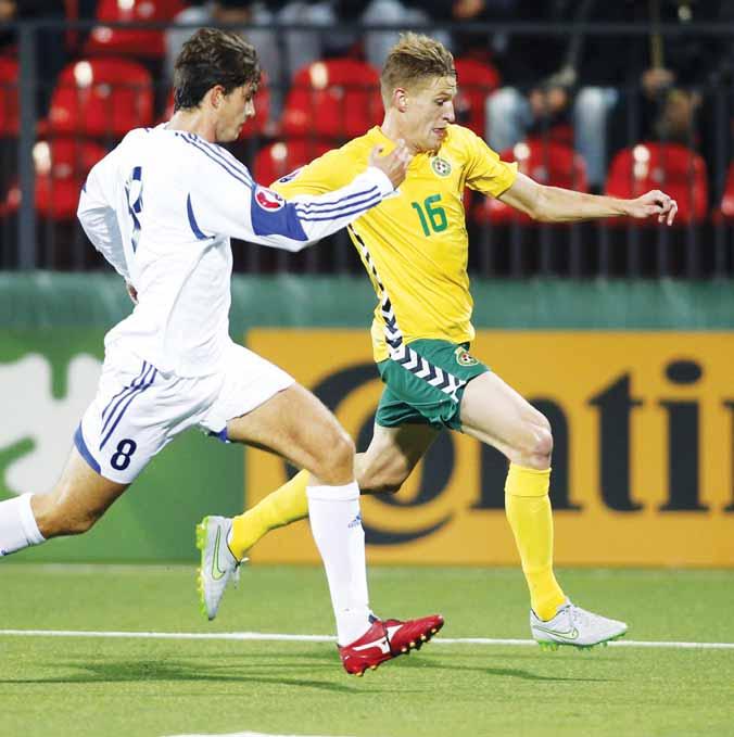 stredopoliar Vykintas Slivka (vpravo) z talianskej ligy dobre pozná Mareka Hamšíka, ktorého považuje za jedného z najlepších futbalistov na svete.