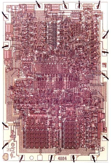 senaste årtiondena 1971: Intels första kommersiella mikroprocessor (4004): 10mm pmo teknologi (d v s man använde en teknologi som tillhandahöll pmotransistorer med minimilängd på 10mm), 300