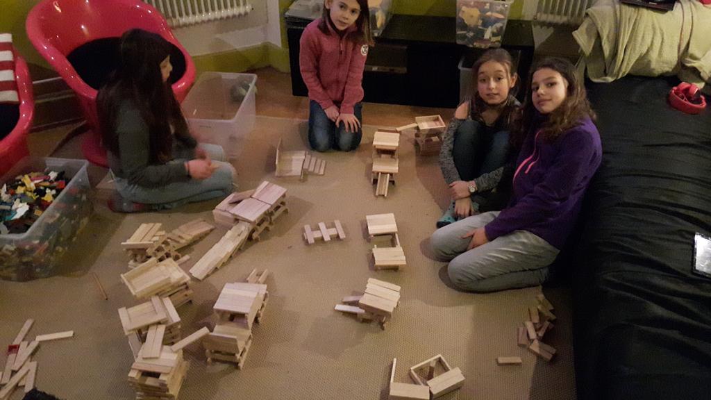 Klara, Amanda, Elsa U och Melina tog sig tid en eftermiddag för att bygga