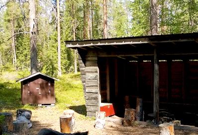 Läs mer i målbilder för kommunikation vid skogsbruksåtgärder. Körskador förhindras vid uppehållsplatser. Även mindre körspår kan störa upplevelsen. Om skador uppkommer åtgärdas dessa snarast.