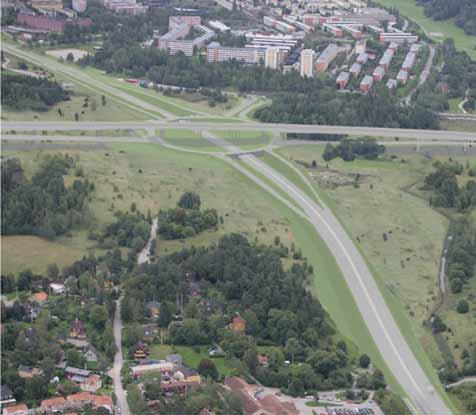 Förbifart Stockhoml går på bro ca 15 meter över nya E18.