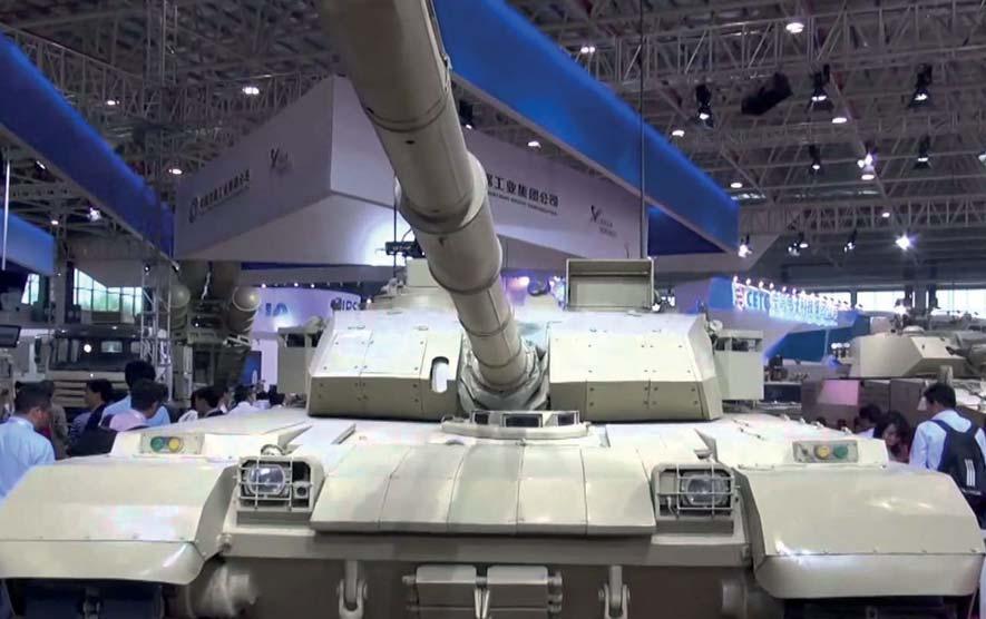 Här visar Kina sin senaste nyutvecklade stridsvagn VT-4 på en vapenmässa. Stridsvagnen väger 52 ton och har en kinesiskutvecklad dieselmotor på 1 300 hästkrafter.
