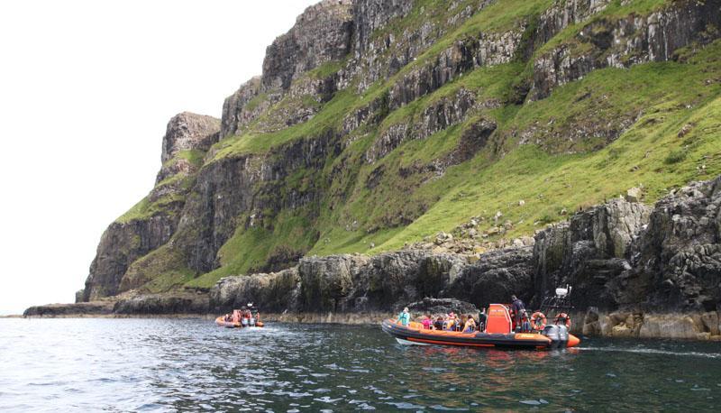 Isle of Canna. Foto: Mona Stråling där vi skulle åka ut på en 4-timmars tur med båt. Vägen från Broadford ut till Elgol leder längs med bergen Red Cuillins, ett fantastiskt landskap.