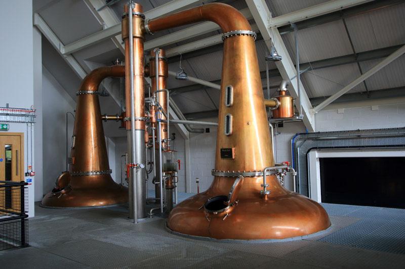 De två spritpannorna på Isle of Harris Distillery. Foto: Ola Bondesson Historiskt intressanta platser besökte vi främst på Isle of Lewis. Callanish Standing Stones kalls ofta för Nordens Stonehenge.