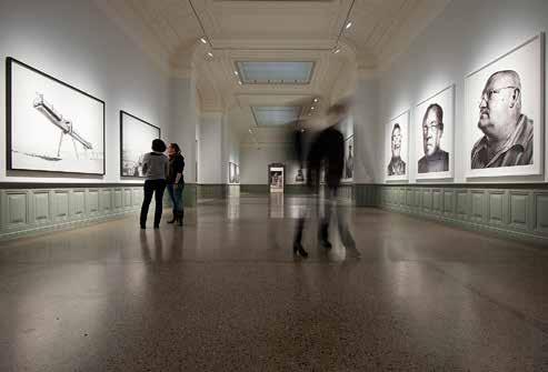 Förutom belysningen av enskilda utställningsföremål utnyttjar utställningsmakare och gallerister ljuset som en mycket viktig komponent vid utformningen av utställning och byggnad.