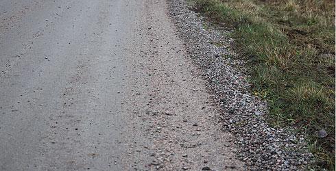 Drift och underhåll av grusvägar 2.3.4 Löst grus Löst grus kan samlas på vägbanan om grusslitlagret inte har tillräcklig bundenhet.