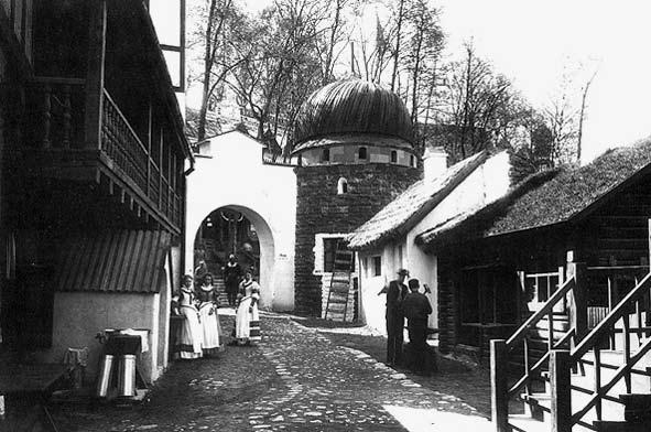 250 Solveig Jülich Tornet i Gamla Stockholm där läkaren Thor Stenbeck demonstrerade rörliga röntgenbilder. Stockholms stadsmuseum. lar under sommaren.