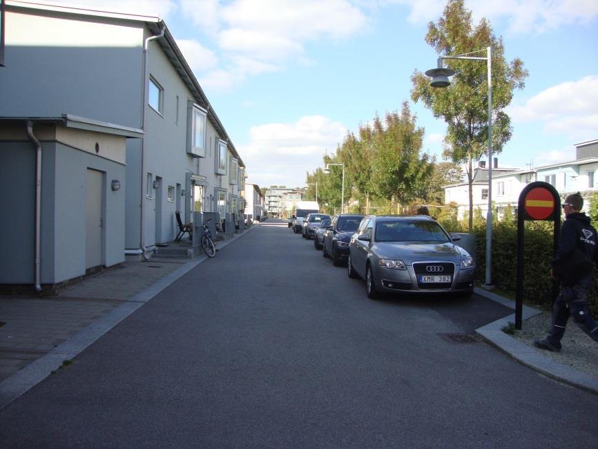 På den södra delen finns det kanstensparkeringar utmed gatan och på den norra delen har gatan rak kantsten och smala trottoarer.