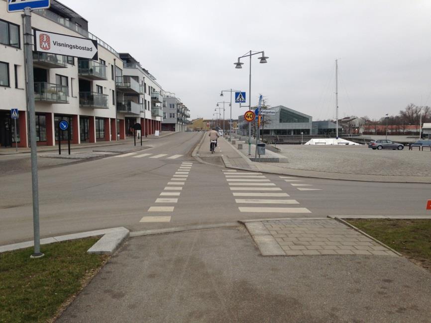 4.6.3 Kajgatan/Varvstorget På Varvstorget från Kajgatan är gång- och cykelpassagen och dess koppling till gångoch cykelbanan mot Lomma centrum otydlig.