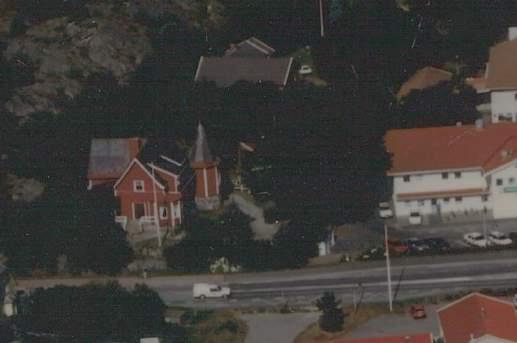 På flygbilder från 1964 och fram till juli 2000, figur 2, finns ett bostadshus (eventuellt samlingslokal) inom fastigheten men denna byggnad är idag riven.