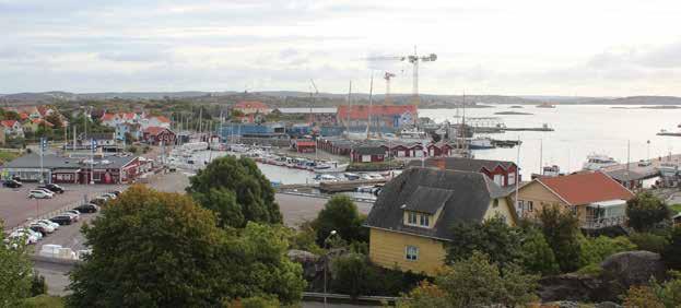 läkare, systembolag, kiosk (Henrys), fiskaffär (Tillanders) och restaurang (Strandbaren).