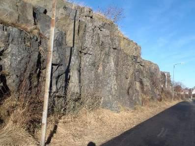 Dessa är rester av gamla stränder och härrör från istidens slut. Se Figur 4.1 höger. Blockansamlingarna förekommer främst längs bergsområdets södra kant.