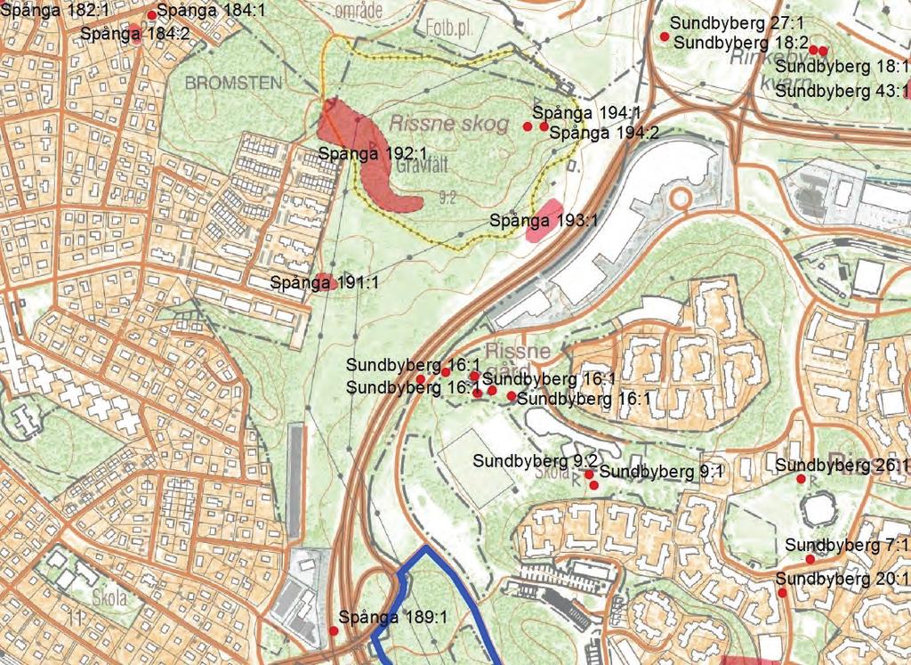 Figur 3. Utredningsområdet markerat med en blå linje och samtliga kultur- och fornlämningar registrerade i FMIS är markerade med röda linjer, punkter och polygoner.