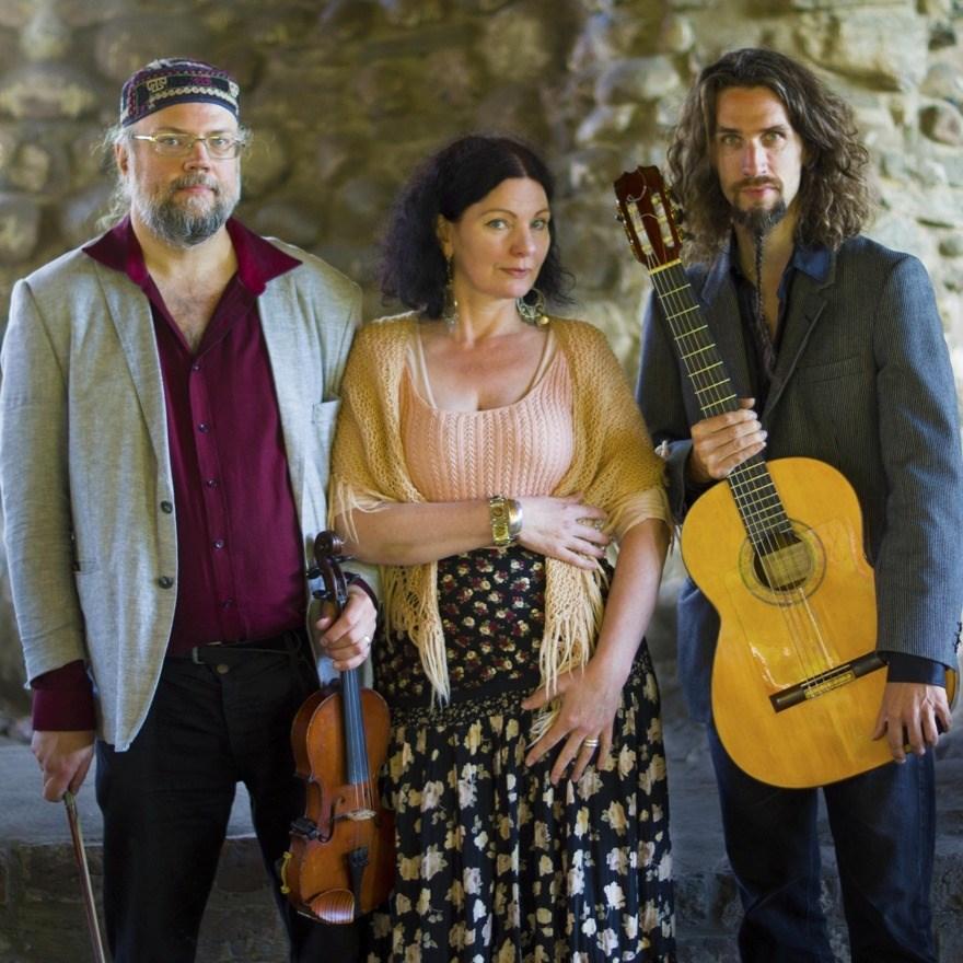 Konsert: Krilja - traditionell romsk musik Krilja är en folkmusiktrio som spelar traditionell romsk musik från Ryssland och Östeuropa, med arrangemang inspirerade av bland annat flamenco och jazz.