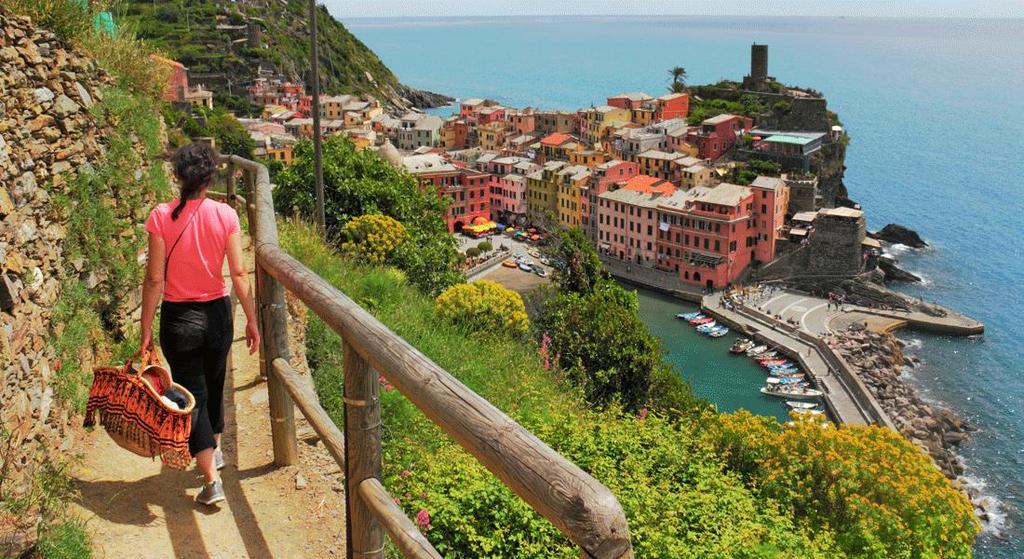 Vandringar i vackra Cinque Terre Följ med på en otrolig vandringsresa längs klipporna vid Medelhavet, förbi idylliska byar, genom olivlundar och bland vinrankor.