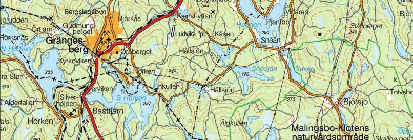 Bäcken rinner ut i sjön Saxen som ingår i Kolbäcksåns vattensystem. Den nu nedlagda Saxbergsgruvan (tidigare kallad Långfallsgruvan) var belägen på Saxberget ca 2 km väster om Saxdalens samhälle.