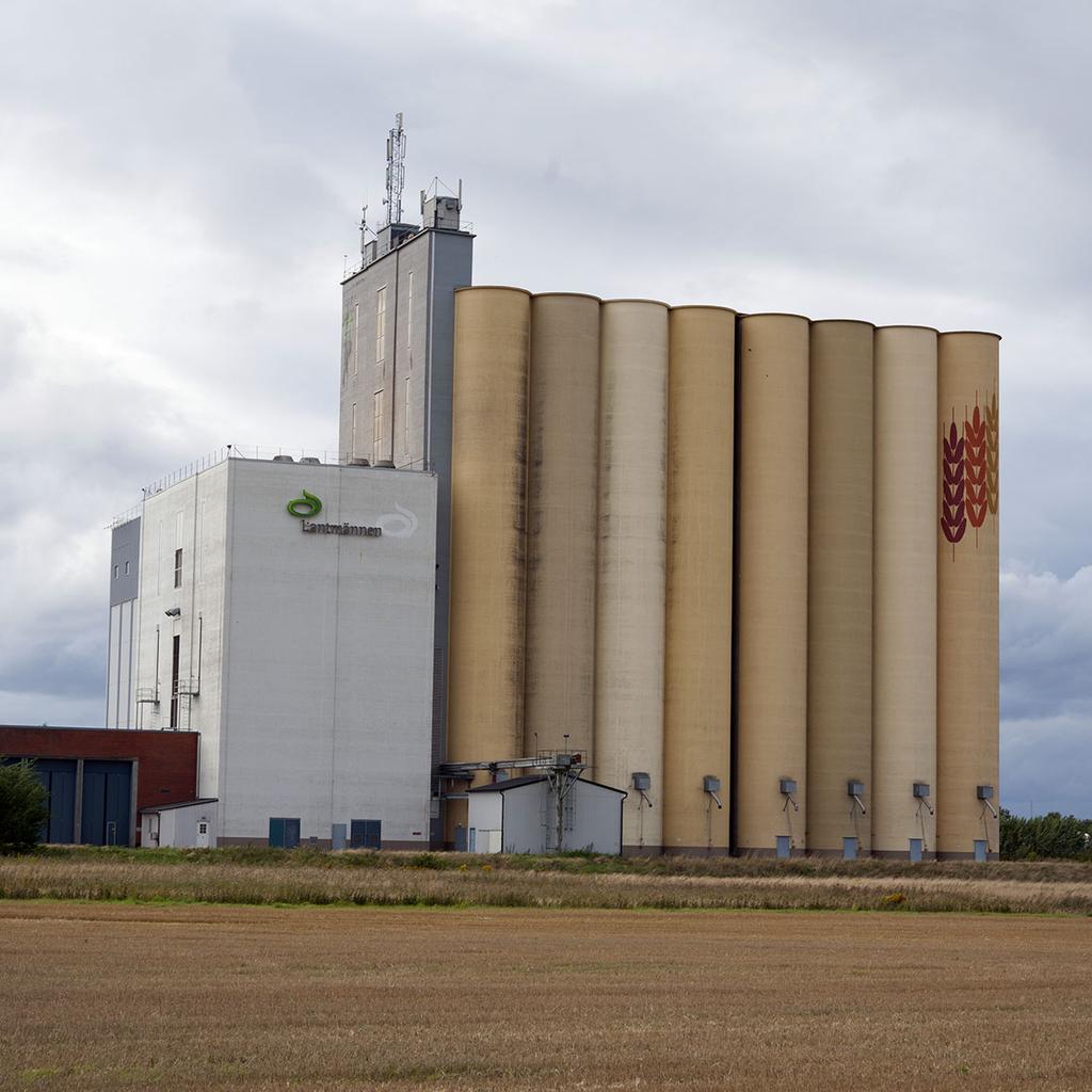 Exempel 3: Lantmännens nya tjänst torkavtal som lanserades 2007. Foto: P.F. Exempel 4 handlar om en hästsko av gummi. Under tusen år har man använt hästskor i järn.