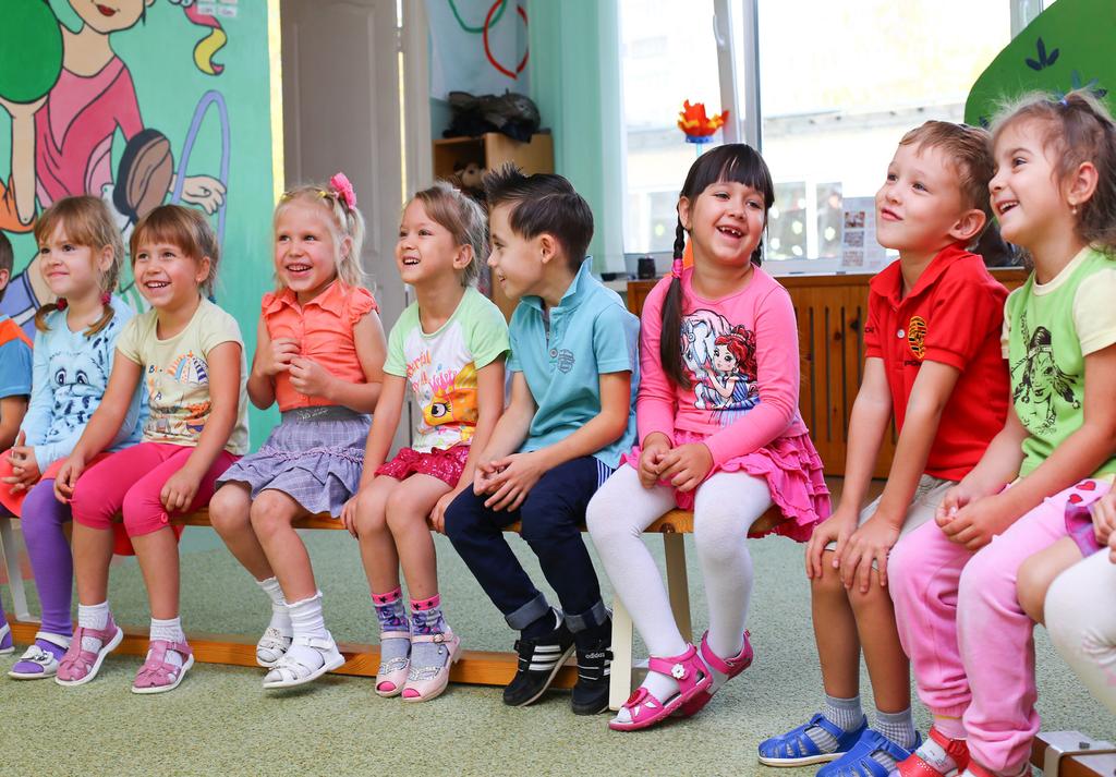 Allmän förskola Ditt barn erbjuds avgiftsfri plats i förskola 15 timmar per vecka under skolans terminer (totalt 525 timmar per år) från höstterminen det år ditt barn fyller 3 år.