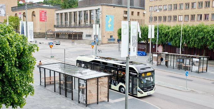 Chalmersplatsen en modernare hållplats Hållplatsen vid Chalmersplatsen är baserad på ett vanligt väderskydd men har utformats speciellt för att passa omgivande arkitektur.