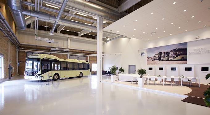 I Volvo Bus Experience Center finns verkstad, depå, ledningscentral och en visningshall.