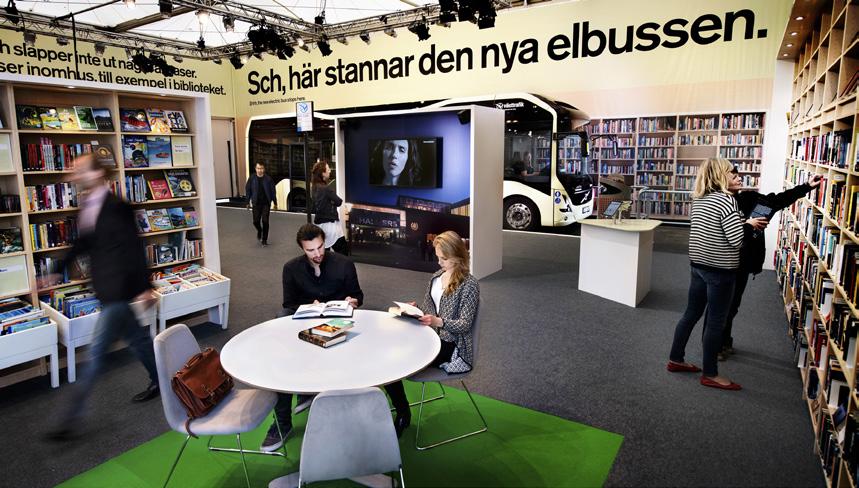 Bussarna är bibliotekstysta Inomhushållplatsen i form av ett pop-up-bibliotek som byggdes vid entrén till Volvo Ocean Race besöktes av 370 000 personer (21 28 juni).