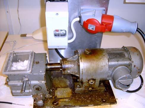 Efter 20 minuter togs ett prov av alkalicellulosa från kvarnen, ca 5 gram, för att luthalt och cellulosahalt skulle kunna bestämmas, se avsnitt 3.3.1.