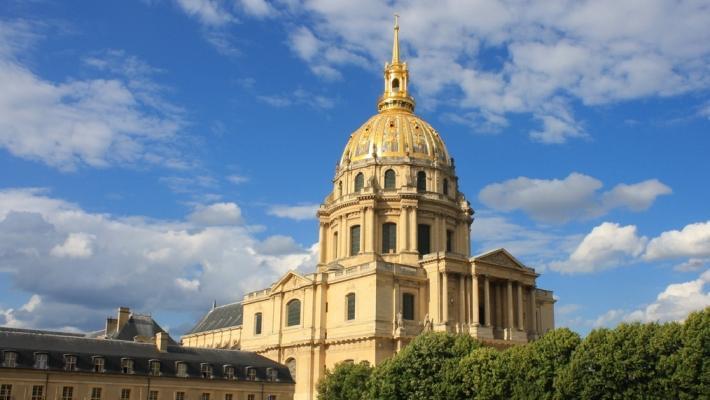 Dôme des Invalides, där alla franska krigshjältar är begravna, inkluderat Napoleon Bonaparte I - ett imponerande mausoleum och