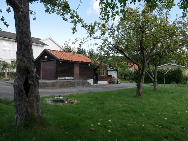 Garaget är placerat längs med den nordvästra fastighetsgränsen. Huvudbyggnaden sett från Lyckogatan År 2004 beviljades ett bygglov om att få göra en tillbyggnad västerut i riktning mot Körsbäret 11.