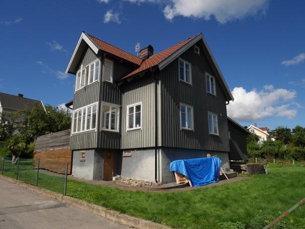 Innan tillbyggnaden gjordes låg huvudbyggnaden 21,5 meter från fastighetsgränsen mot Körsbäret 11. Idag efter tillbyggnaden ligger avståndet på 17,5 meter.