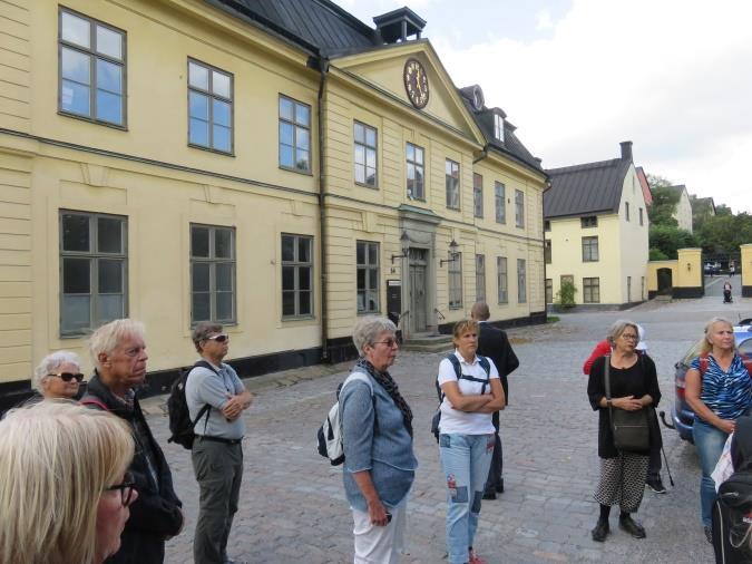 Utanför Barnängens fabrik Hemfärd med Emelie Så till september månads aktiviteter: Lennart Lenke guidar runt i Rydboholms