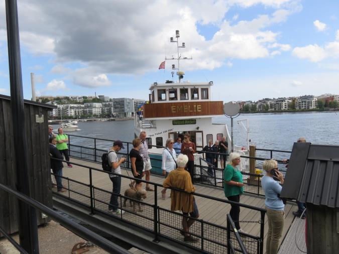 Guide är hembygdshistorikern, tillika författaren, Lennart Lenke som visar parkens alla monument och minnesmärken och berättar