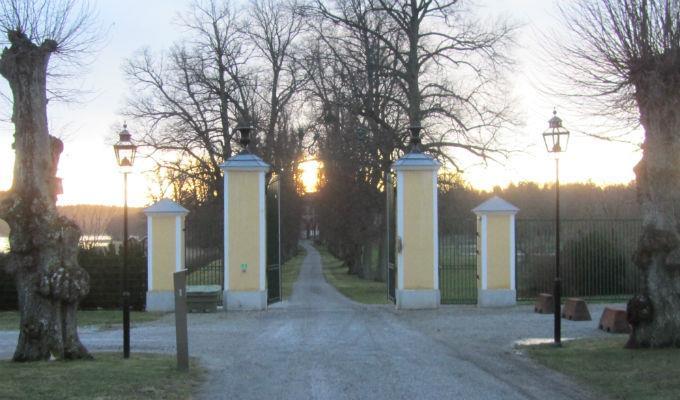 00 vid parkeringsplatsen vid allén mot Rydboholms slott (innan Godskontoret). Tag med matsäck!
