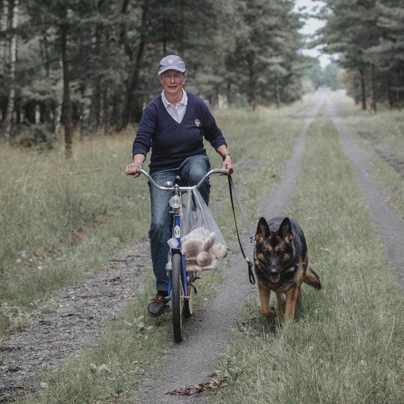 Jag har aldrig startat någon av mina hästar innan de fyllt sju år. Titta! Där är hon ju! säger fotograf Lotta när vi närmar oss s gård nära skånska Kristianstad.