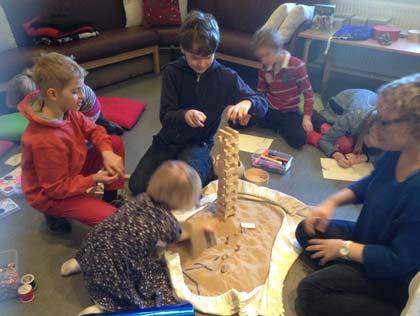 Vi lär känna Bibelns berättelser med Godly Play (Gudomlig lek). Det är en metod inspirerad av Montessorie pedagogiken skapad för att ge barn ett religiöst språk.