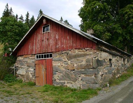 Det är därför mycket viktigt att de placeras rätt och har ett utseende som är anpassat till omgivningen. Den allmänna varsamhetsbestämmelsen i områdesbestämmelserna gäller även för ekonomibyggnader.