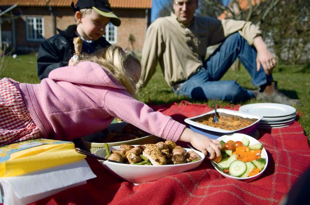 är mitten av april är vårbruket redan i full gång. Erik kommer in till lunchen direkt från åkern, hungrig som en varg.