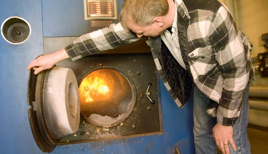 Den lilla askan som bildas efter förbränningen sprids sedan ut på åkrarna. Halmen som förbränns på Mosslunda motsvarar ungefär 100 000 liter eldningsolja.