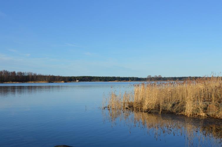 Bebyggelsen finns utspridd längs med den befintliga byvägen och längs med stranden. Inom området finns bebyggelse av varierande ålder och slag.