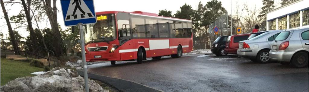 Om det är fullt i P-rutorna på kantstensparkeringen på Radarvägen finns luckor vid parkeringsförbudszon för brandgata.